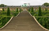 Německo - Německo - Postupim - Sanssouci, široké schodiště od zámku do zahrad, 1745-47, pro pruského krále Fridricha II.